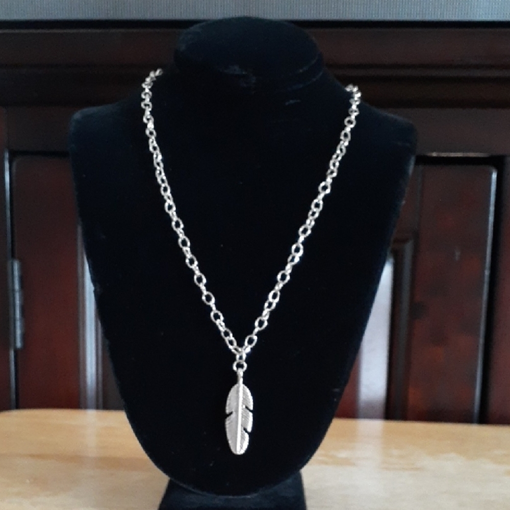 Silver Feather Pendant Necklace KK104
